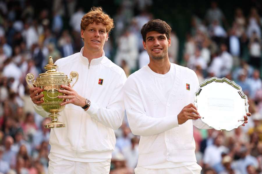 Sinner (l.) und Alcaraz (r.) nach dem Wimbledon-Endspiel