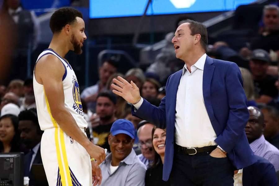 Warriors owner Joe Lacob (right) talking to Stephen Curry (left) 