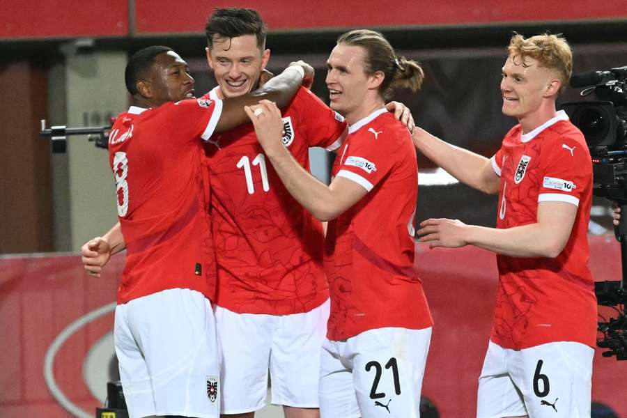 Österreichs Stürmer Michael Gregoritsch feiert seinen Treffer gegen Serbien mit seinen Teamkollegen.