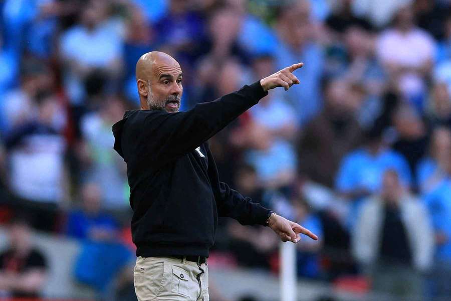 Pep Guardiola reaguje przy linii bocznej