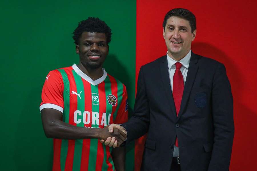 Nachon Nsingi assinou pelo Marítimo