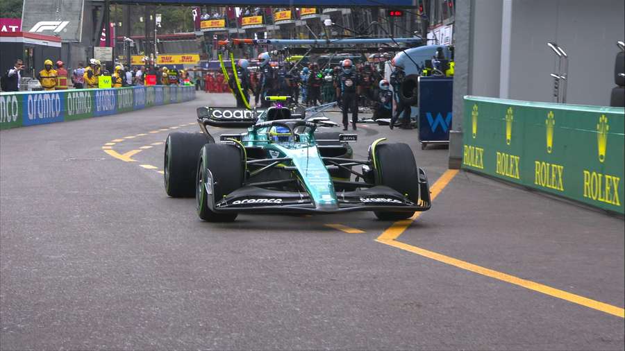 Alonso sale de boxes tras la segunda parada