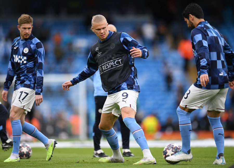 Kevin De Bruyne, Erling Haaland and Ilkay Gundogan warm up ahead of the match Kevin De Bruyne, Erling Haaland and Ilkay Gundogan warm up ahead of the match
