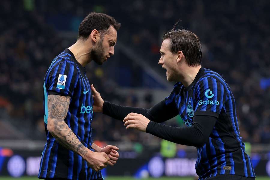 Hakan Calhanoglu sărbătorește un gol alături de Piotr Zielinski Hakan Calhanoglu sărbătorește un gol alături de Piotr Zielinski