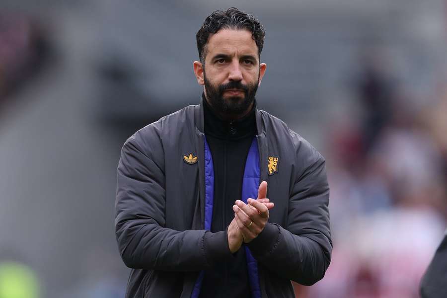Neville afirma que vitória sobre o Liverpool foi um "jogo de viragem" ao fazer previsão para a época do Man Utd