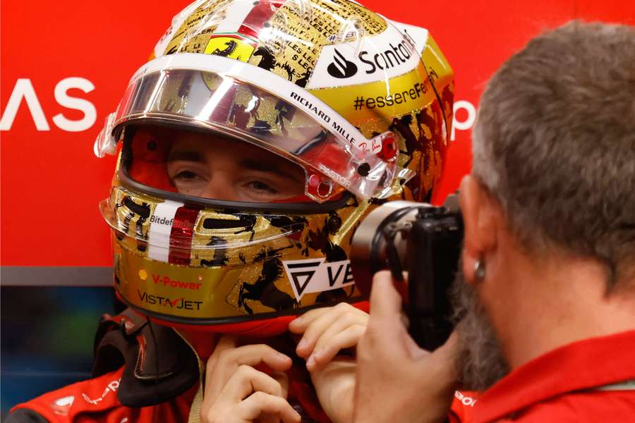 Leclerc ovládl kvalifikaci na Velkou cenu Singapuru F1, vedoucí Verstappen dojel až osmý