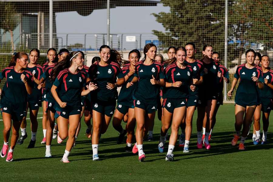 Ema Modric, corriendo al fondo del grupo en el lado izquierdo de la imagen