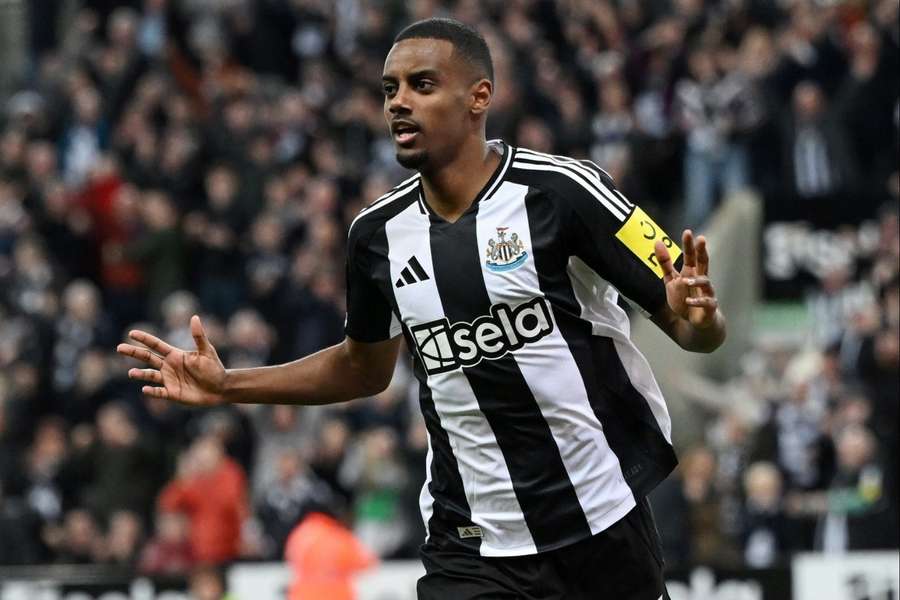 Přestupy ONLINE: Isak se domluvil s Liverpoolem. Díaz hráčem Bayernu, útočník Slavie do Olomouce