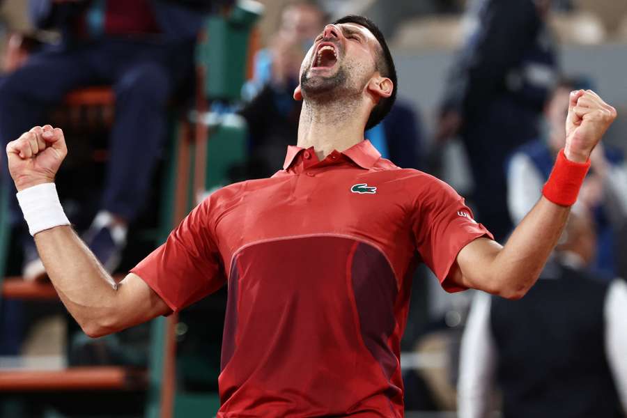 Djokovic schreeuwt het uit na de overwinning