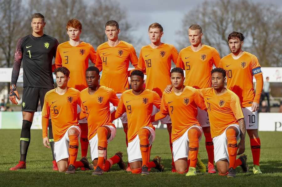 Orkun Kökcü (rechtsboven) als aanvoerder van Oranje O19