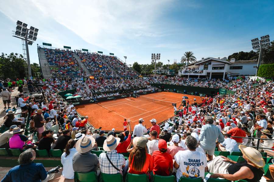 Vista de la pista de Puente Romano donde se juega la eliminatoria España-Dinamarca
