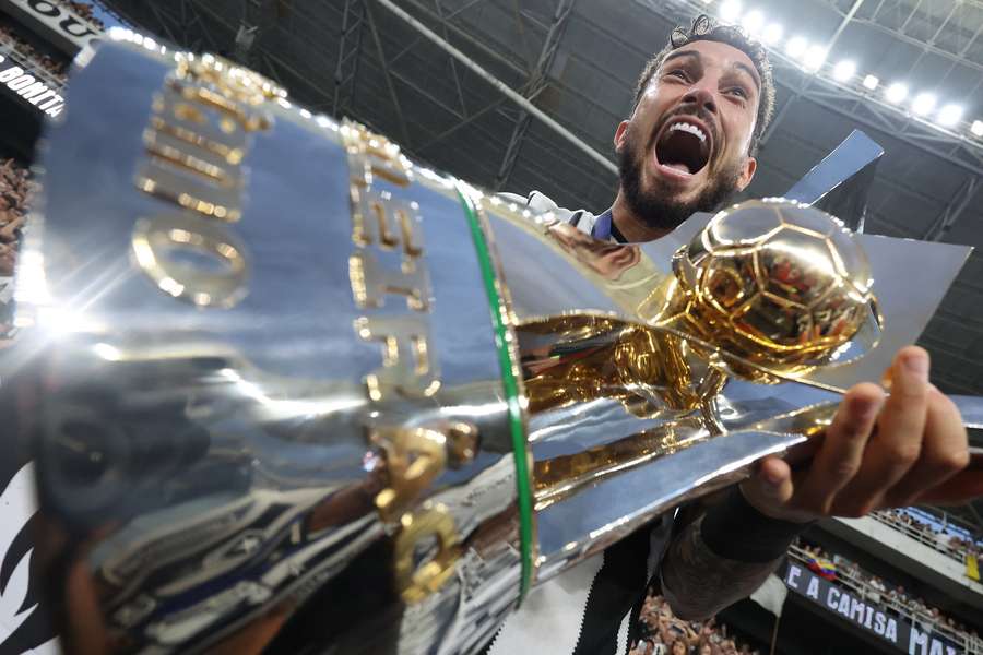 Alex Telles com a taça de campeão nacional de 2024