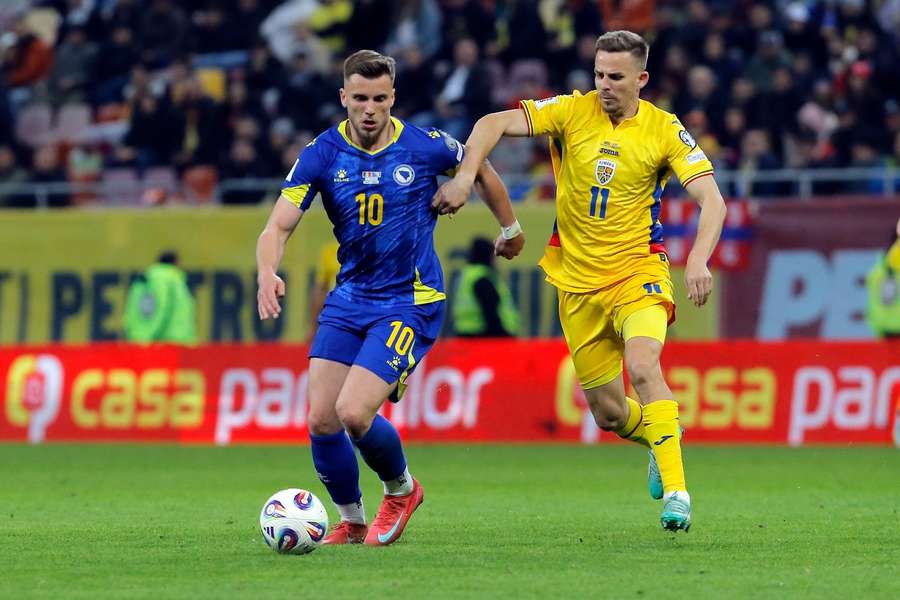Demirovic, în duel cu Bancu, în timpul partidei România - Bosnia (0-1), în primul meci din preliminariile pentru Cupa Mondială