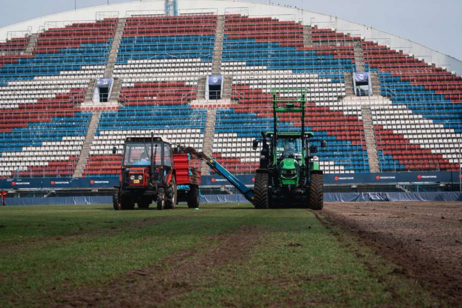 Sigma mění trávník.