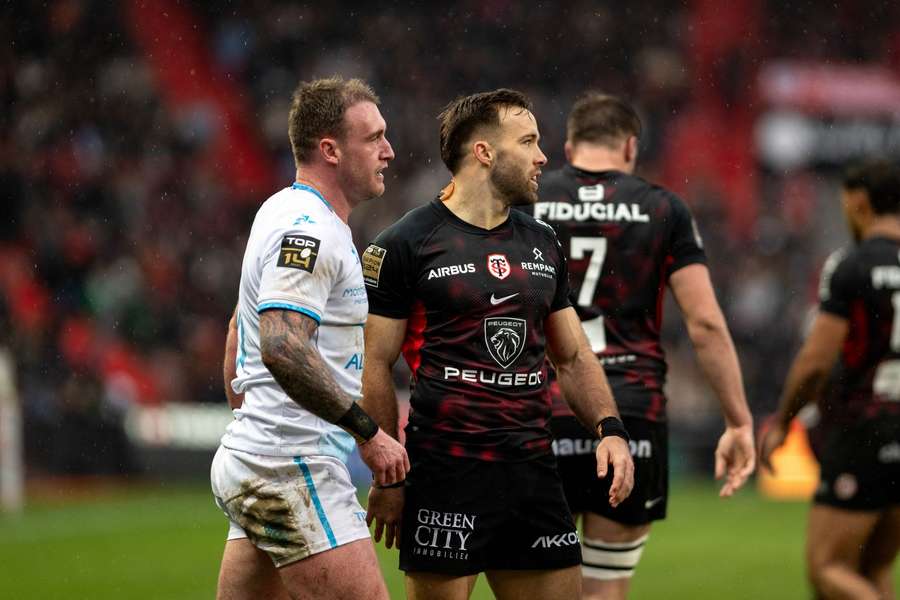 Stuart Hogg (L) of Montpellier and Paul Graou of Toulouse