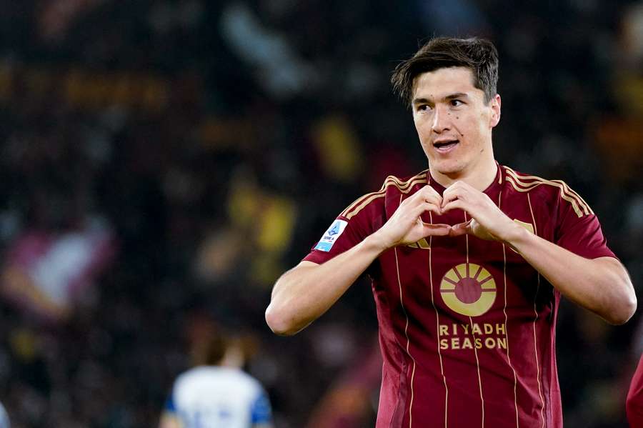 Shomurodov celebrando su gol