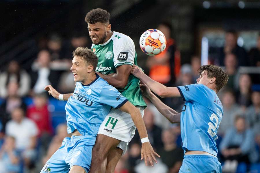 Viborgs Anosike Ementa i luften med Randers FCs Daniel Høegh og Oliver Olsen under superligakampen mellem Randers FC og Viborg FF