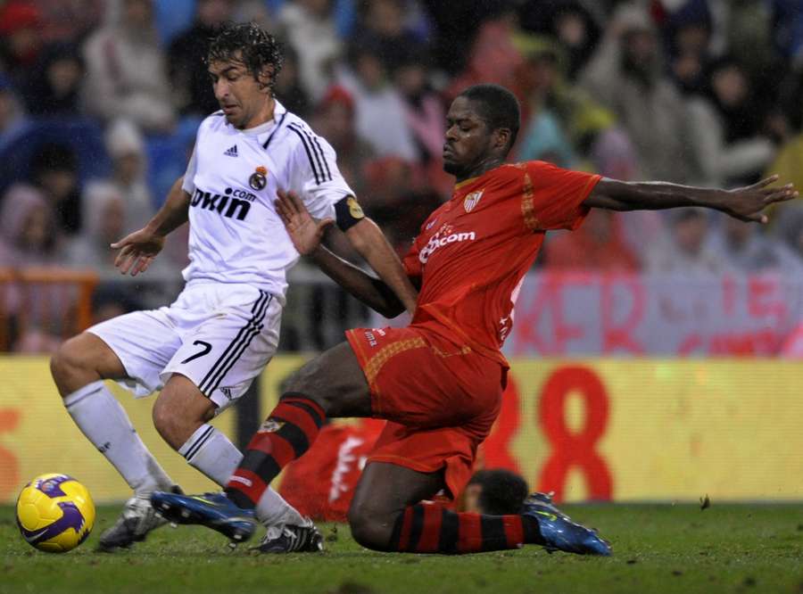Raúl, capitaine du Real Madrid, est taclé par Romaric lors de la victoire du FC Séville au Santiago-Bernabéu (3-4), en décembre 2008. Raúl, capitaine du Real Madrid, est taclé par Romaric lors de la victoire du FC Séville au Santiago-Bernabéu (3-4), en décembre 2008.