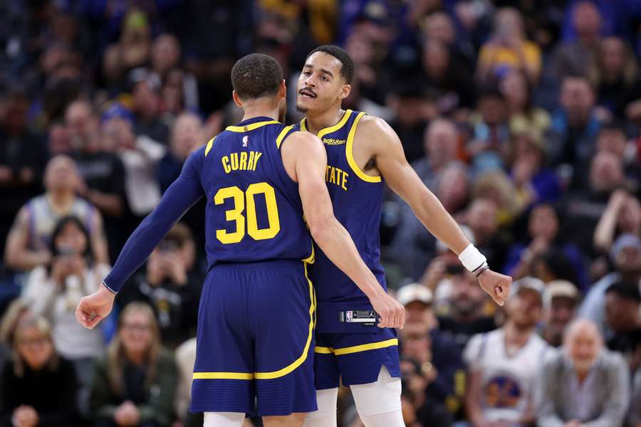 Poole (30) e Curry (34) foram os artilheiros da importante vitória contra a OKC.