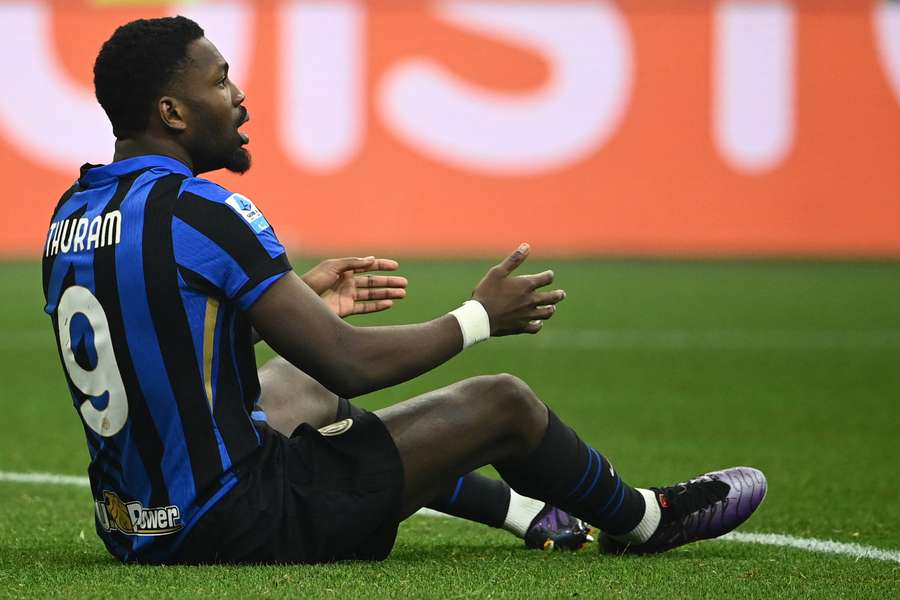 Thuram reclama una falta
