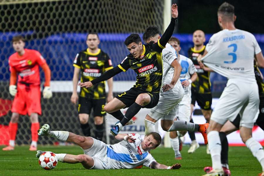 Rzeszów, 16.05.2026. Piłkarz Stali Rzeszów Karoł Łysiak (leży) i Miguel Alonso Villar (C) z Wieczystej Kraków podczas meczu 1. ligi.
