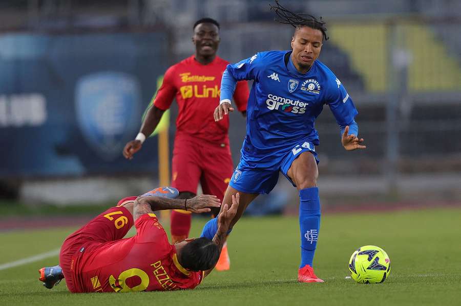 Tyronne Ebuehi z Empoli uniká Giuseppemu Pezzellovi.