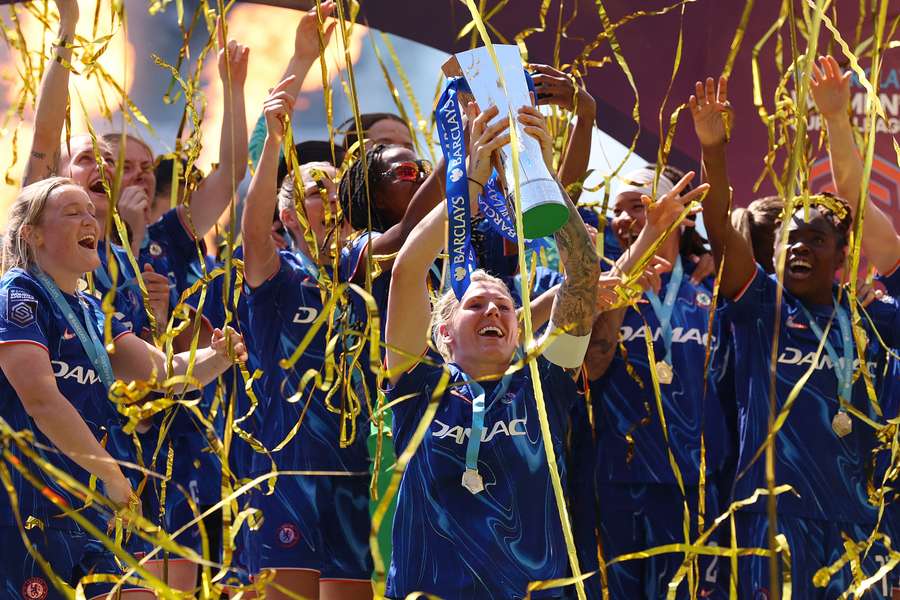 Millie Bright ergue o título da Superliga Feminina após a vitória sobre o Liverpool