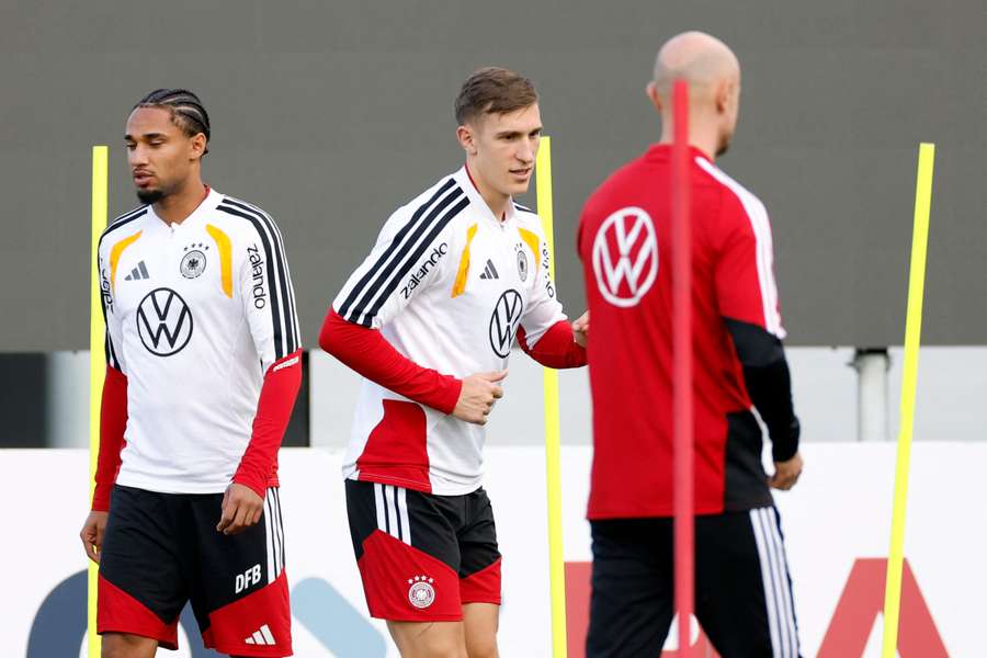 Schlotterbeck (m.) im Training des DFB-Teams