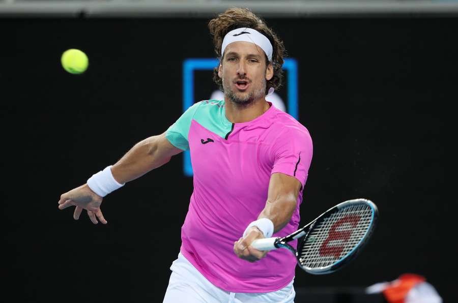 Hiszpan Feliciano Lopez w akcji podczas Australian Open 2022