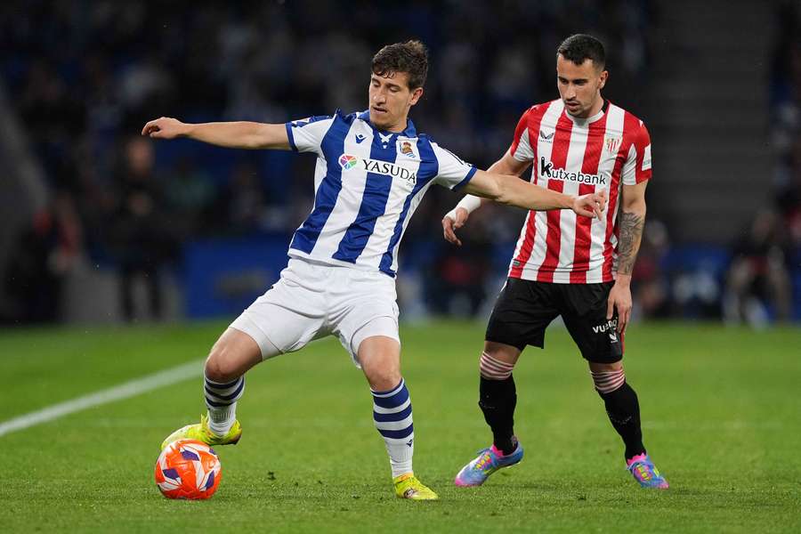 Ahien Muñoz y Álex Berenguer disputan un balón dividido Ahien Muñoz y Álex Berenguer disputan un balón dividido