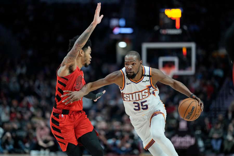 Kevin Durant (r.) am Ball