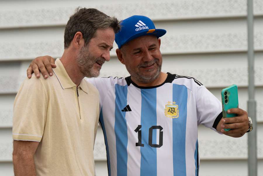 Christiansen se hace una foto con un aficionado de Argentina