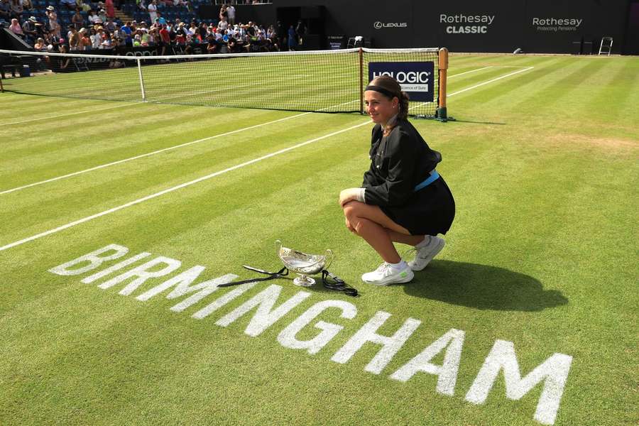 Jelena Ostapenko pozuje z trofeum Birmingham Open