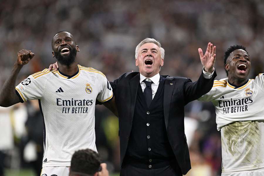 Carlo Ancelotti cântă imnul lui Real Madrid alăturii de jucătorii săi