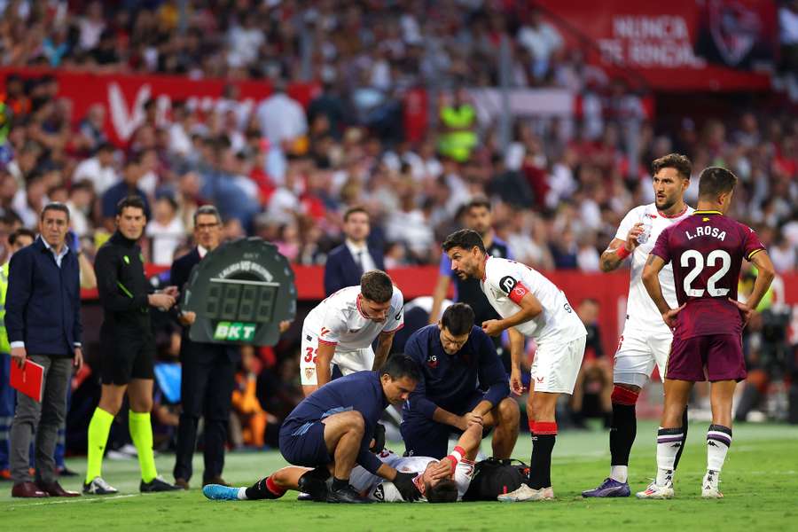 Saúl, en el momento de ser atendido durante el encuentro ante el Valladolid