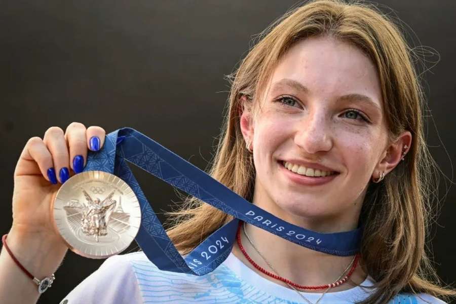 Ana Barbosu com a medalha de bronze de solo