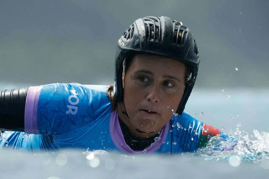 Surfista Yolanda Hopkins afastada pela campeã mundial nos oitavos na Austrália