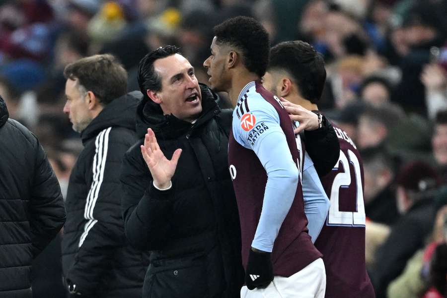 Unai Emery, managerul Aston Villa, vorbește cu Marcus Rashford Unai Emery, managerul Aston Villa, vorbește cu Marcus Rashford
