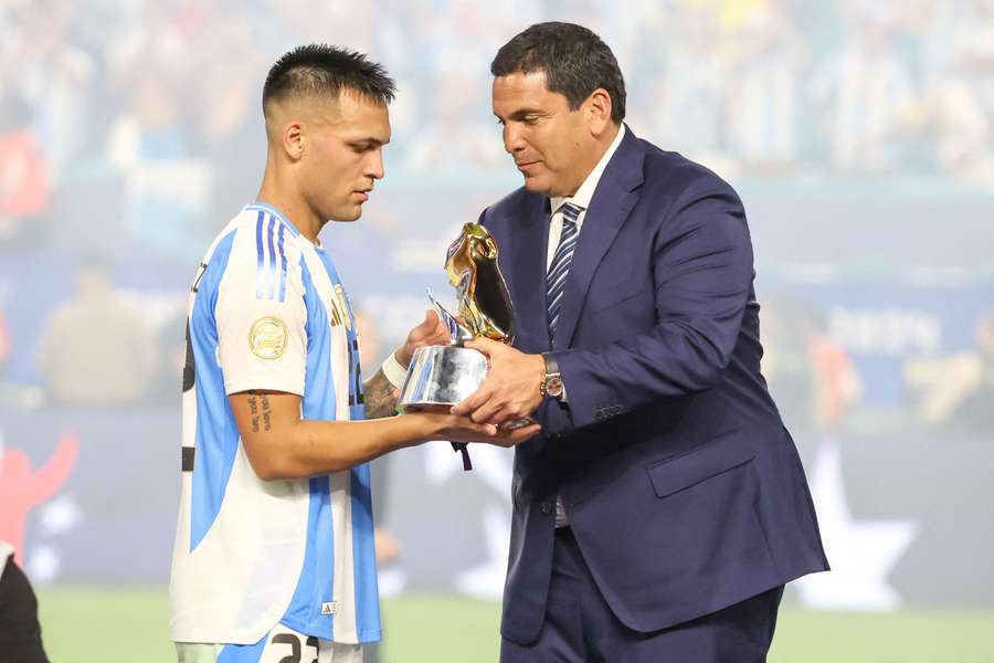 Lautaro riceve il premio di capocannoniere della Coppa America