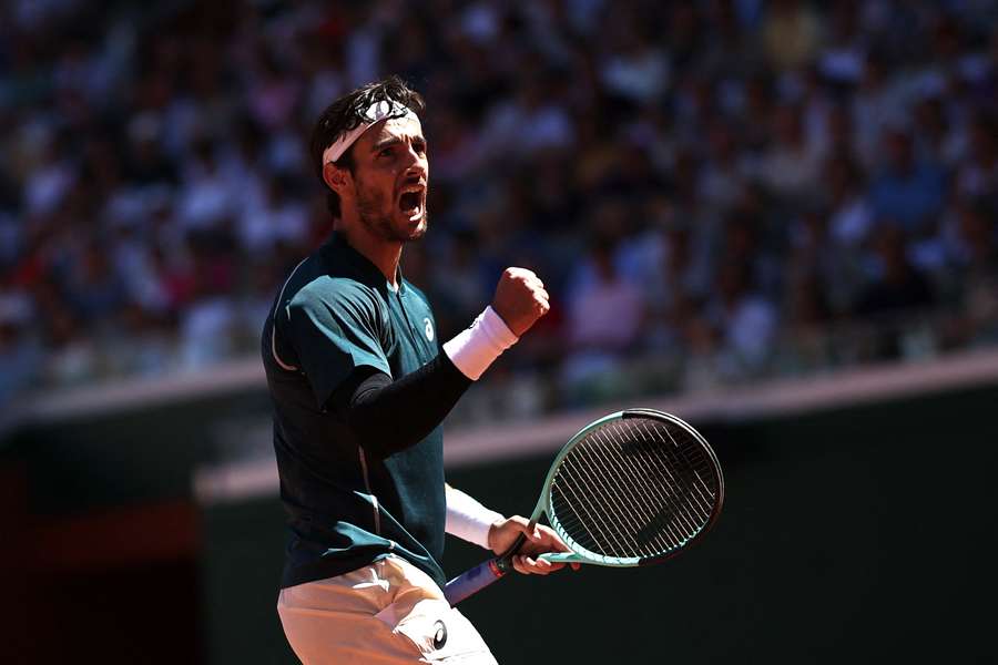 Lorenzo Musetti esulta dopo la vittoria contro Mariano Navone