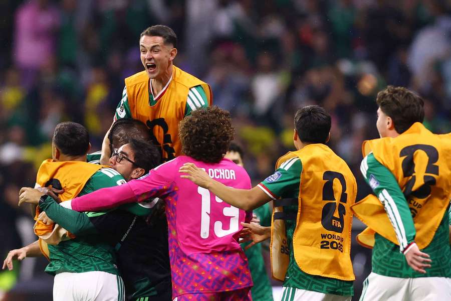 Julián Quiñones celebra el primer gol de México junto a sus compañeros Julián Quiñones celebra el primer gol de México junto a sus compañeros