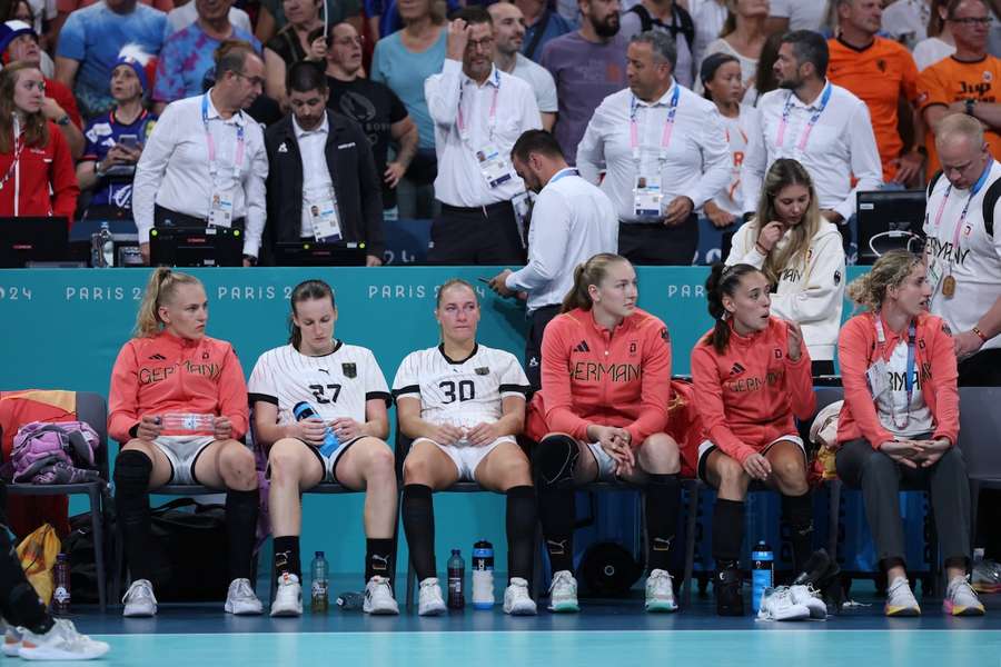 Die deutschen Handball-Frauen müssen nach einer Niederlage gegen Gastgeber Frankreich die Segel streichen.