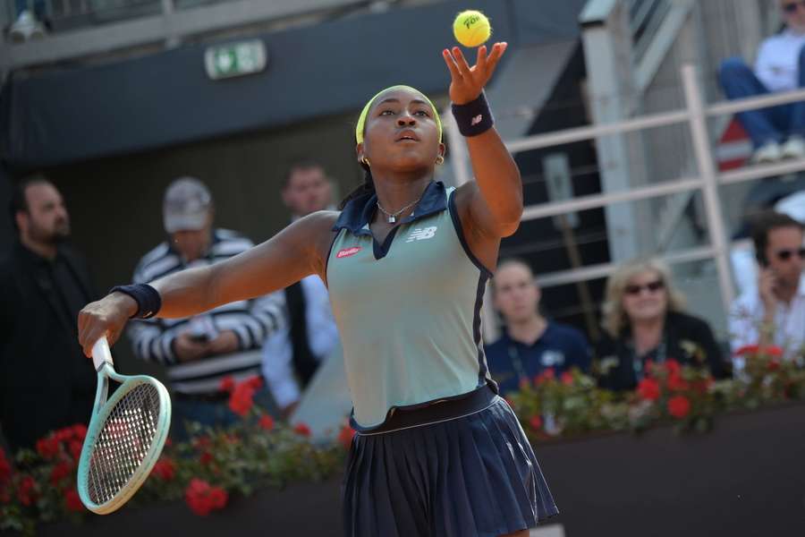 Coco Gauff serveert tijdens haar vierderondewedstrijd tegen Paula Badosa