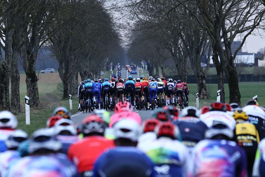 Le peloton ce lundi durant la 2e étape de Paris-Nice.