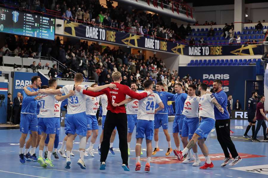 Zawodnicy z Płocka świętują zwycięstwo w meczu Ligi Mistrzów z Paris Saint-Germain w Paryżu.