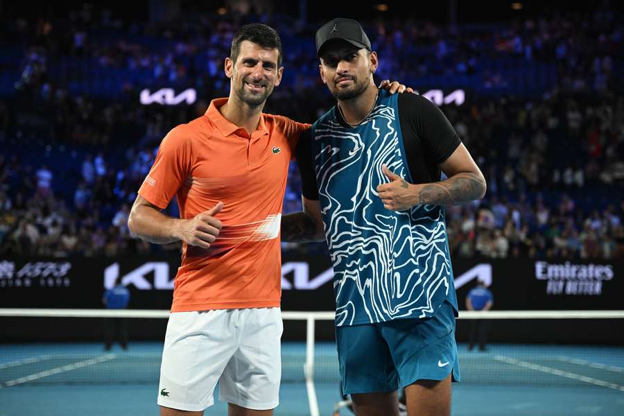 Djokovic en Kyrgios poseren voor een foto na hun trainingswedstrijd