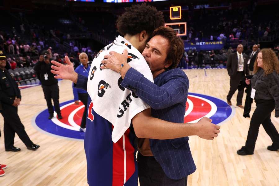 Holdejer Tom Gores, til højre, og Cade Cunningham har ikke haft meget at fejre i løbet af december.