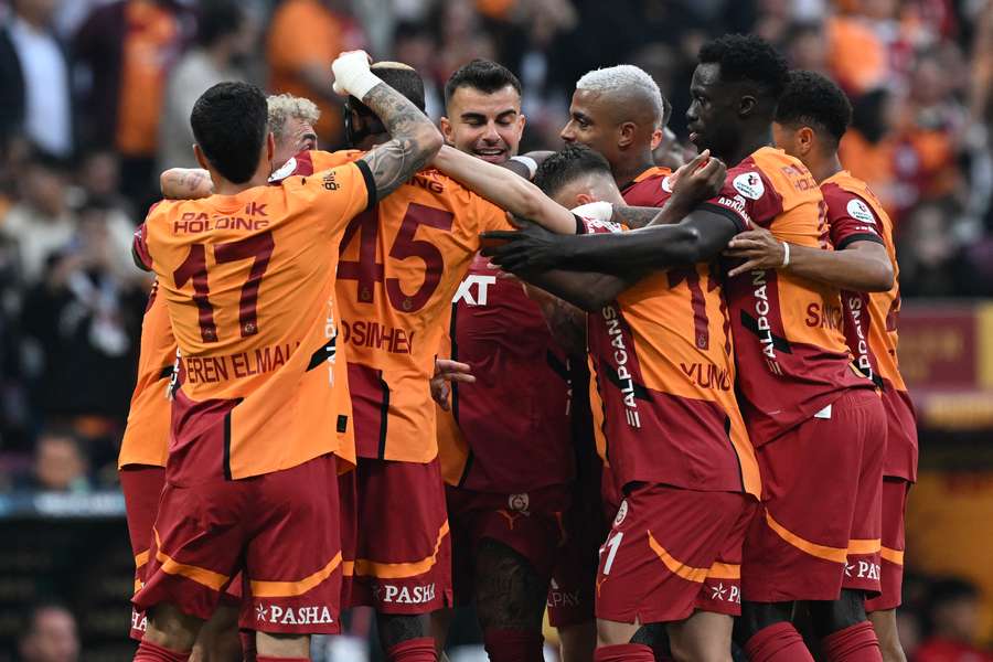Galatasaray celebrate against Kayserispor Galatasaray celebrate against Kayserispor