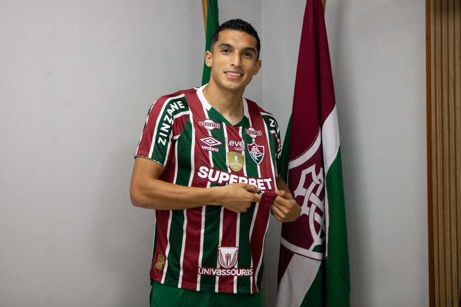 Fluminense oficializa a contratação do atacante colombiano Kevin Serna