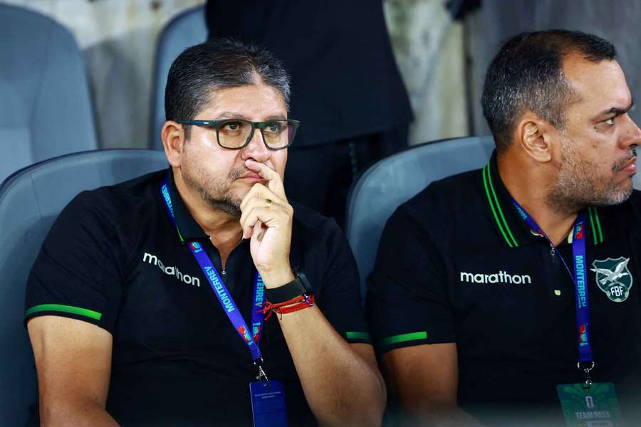 Oscar Villegas sur le banc lors du match contre l'Irak.